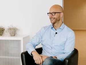 Jeroen zit gemakkelijk in een leren zetel