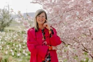 Liesbeth tussen de roze bloeiende bloesems