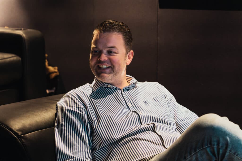Jan Martens in de demo-homecinema van zijn bedrijf Woelf
