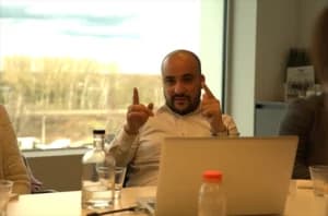 Youssef wijst met zijn vingers naar de camera