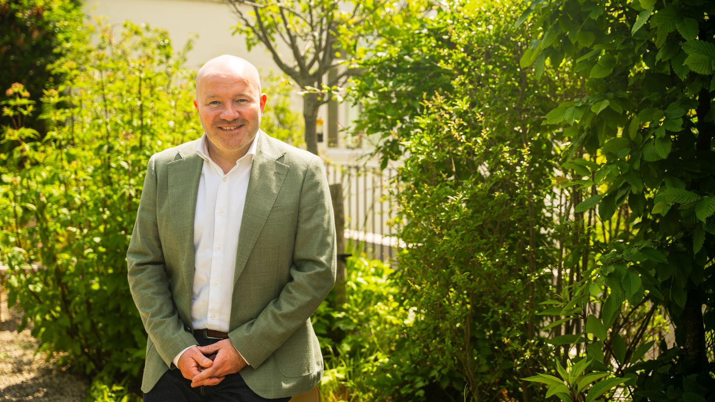 Pieter Brabants van Motmans & Partners in een zonnige tuin