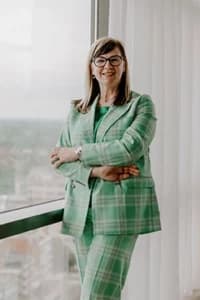 Portret van Liesbeth voor een venster met uitzicht over de stad