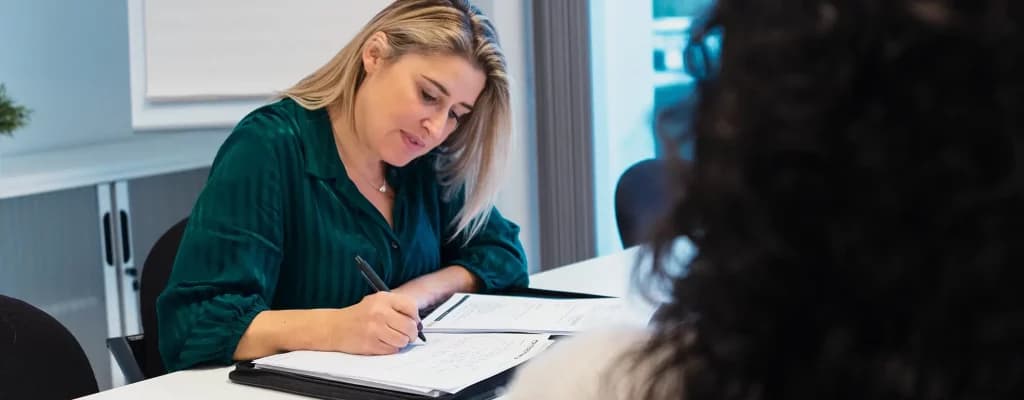 Diepgaande evaluatie en notities tijdens executive search interview