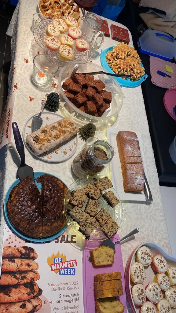 Allemaal zelfgebakken lekkernijen op een tafel
