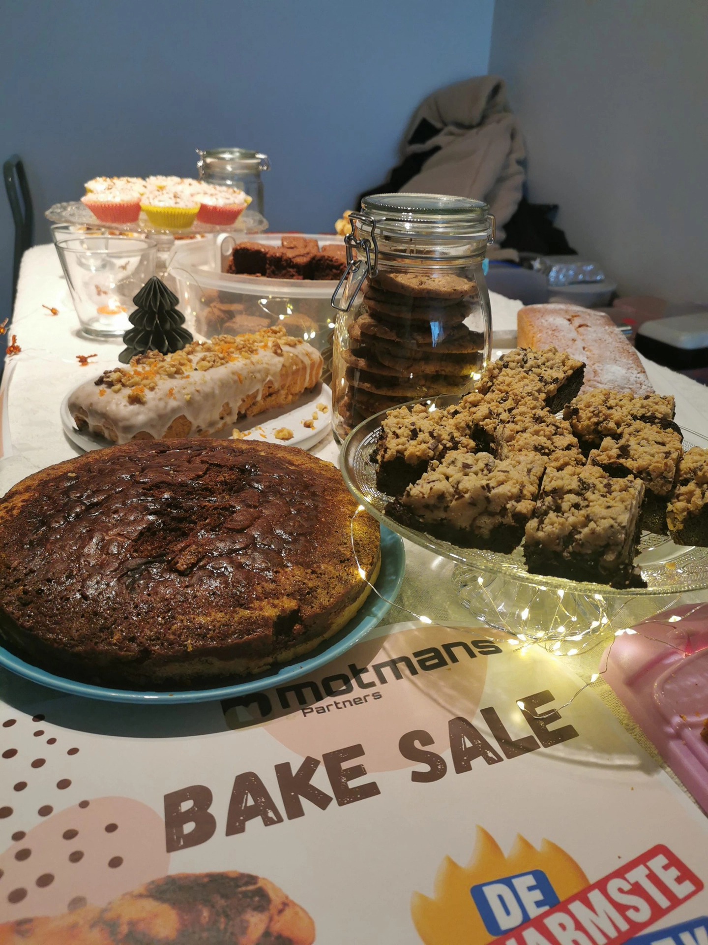 Allemaal zelfgebakken lekkernijen op een tafel