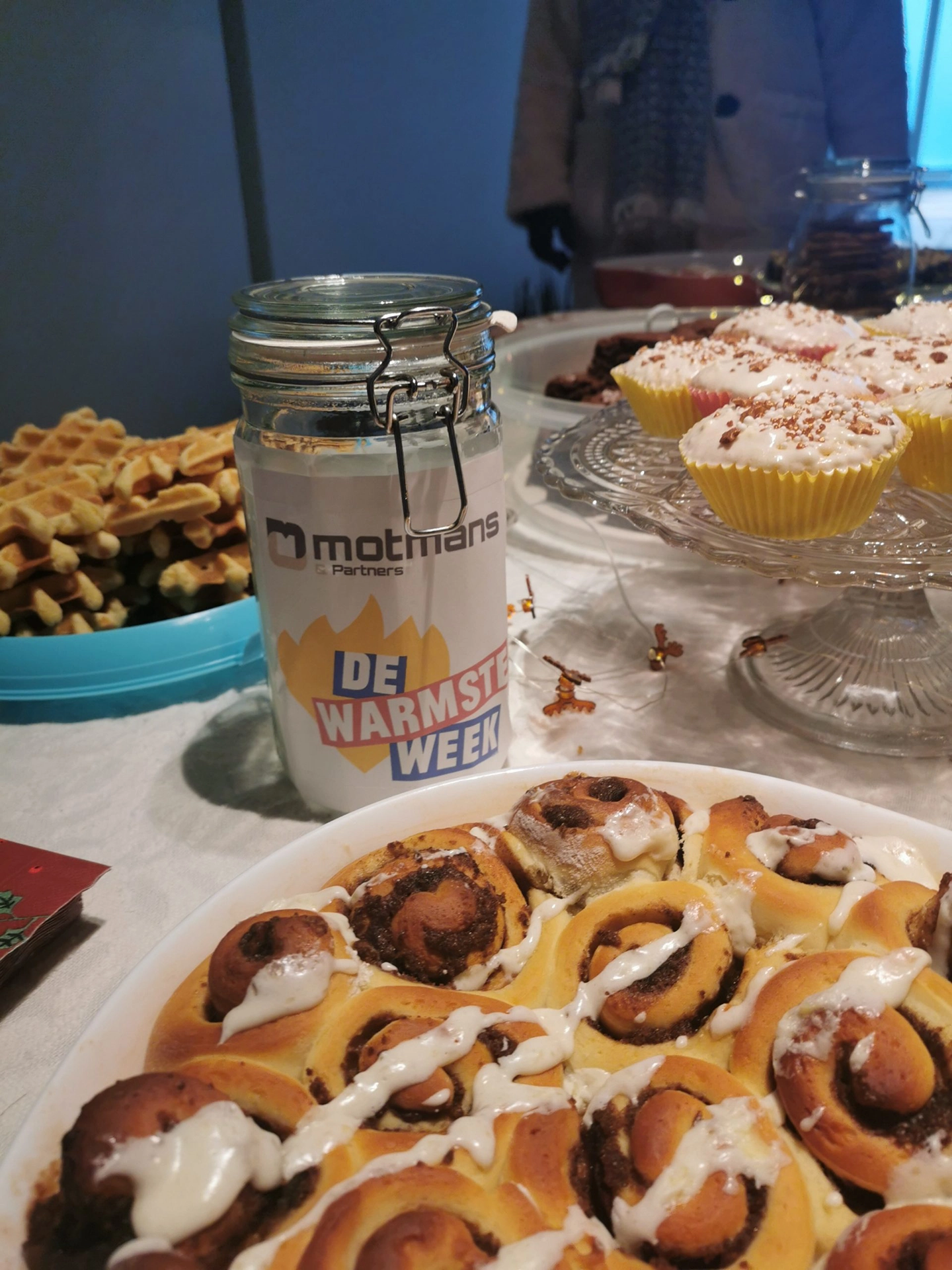 Allemaal zelfgebakken lekkernijen op een tafel