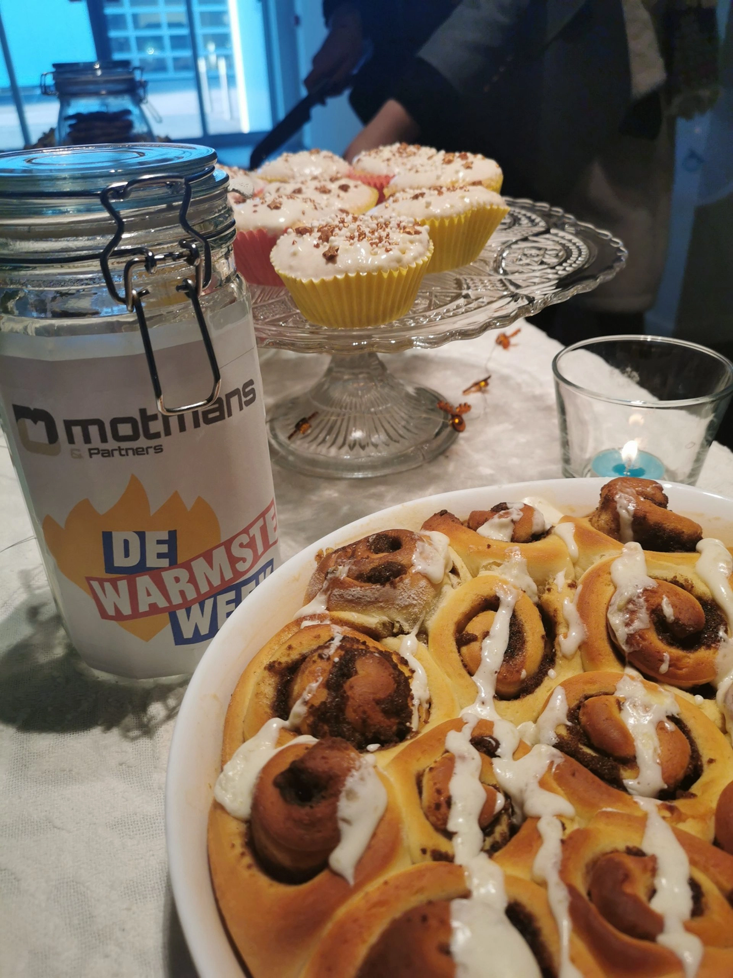 Allemaal zelfgebakken lekkernijen op een tafel