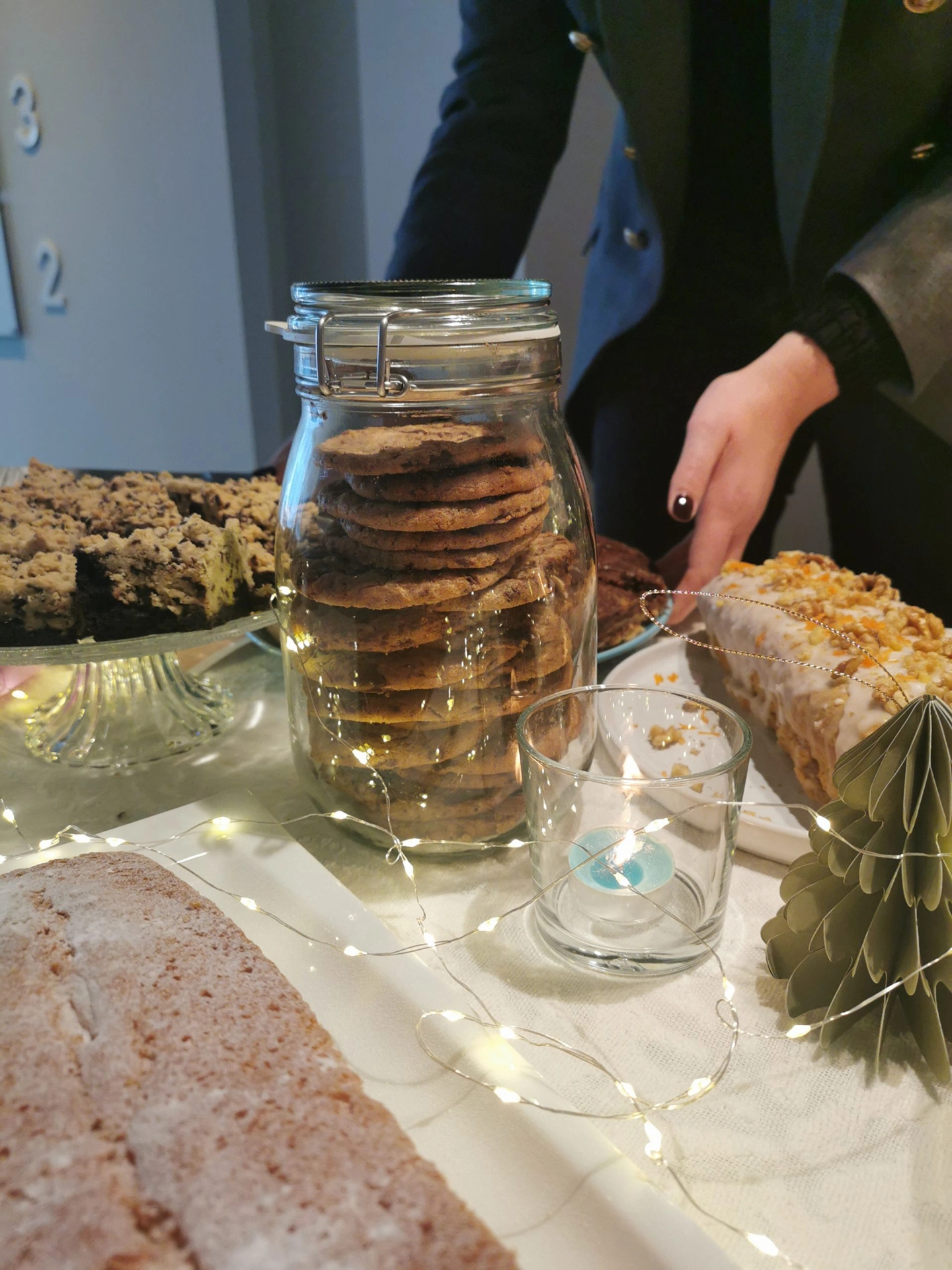 Allemaal zelfgebakken lekkernijen op een tafel