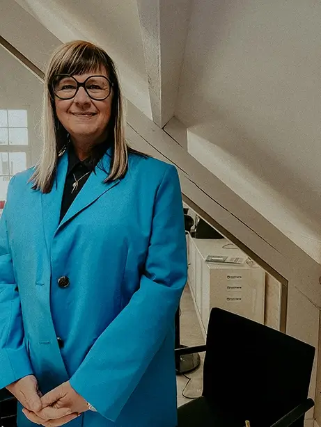 Portret van Liesbeth met een blauw mantelpakje